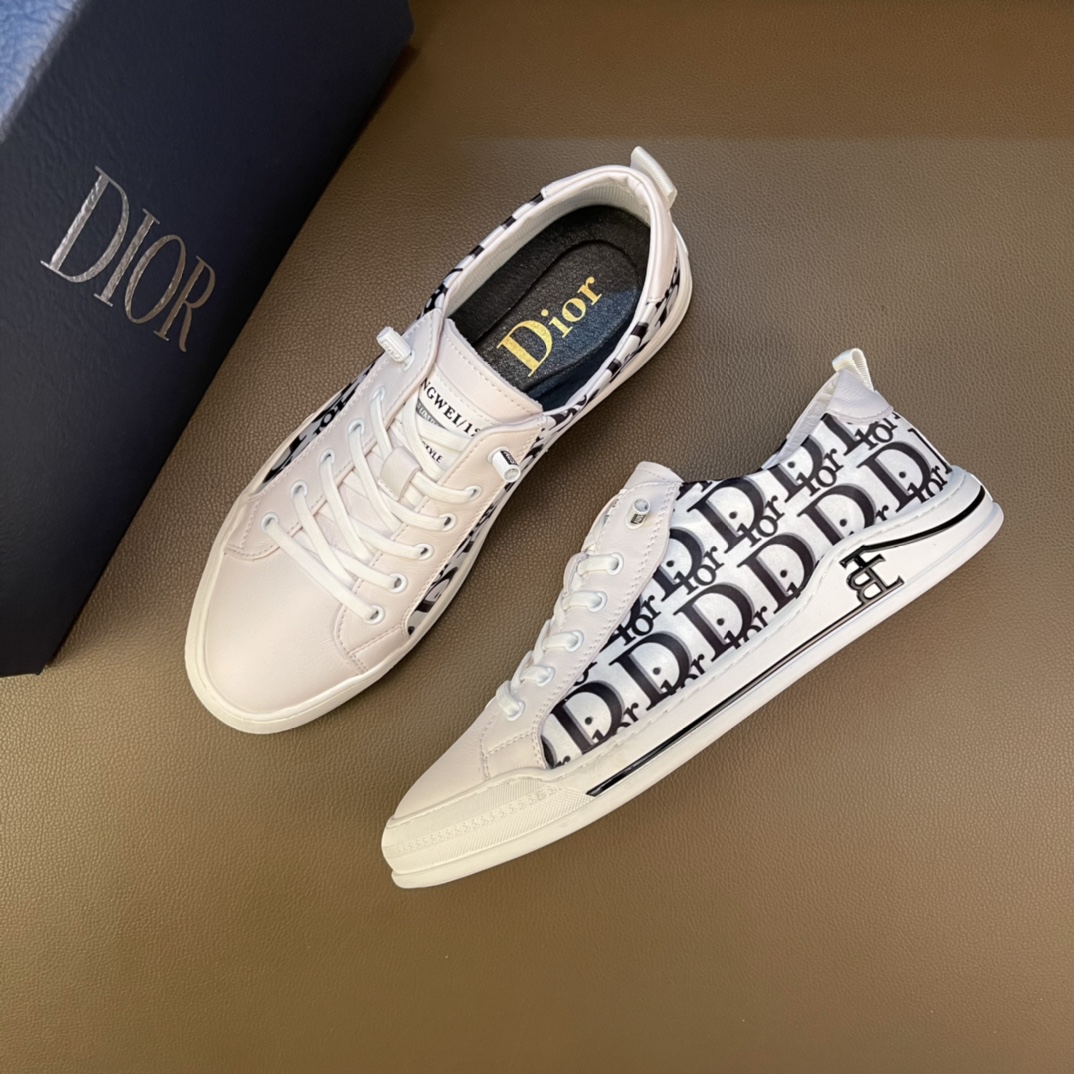 I5  Dior迪奥2022 🆕低帮休闲运动鞋，采用进口头层牛皮打造，金属logo装饰，原版橡胶鞋底、鞋口带有品牌标志性细节，提升格调。时尚百搭，可为各式造型增光添彩。塑造独具动感活力与摩登气息的精致设计，这款全新必备鞋履为迪奥的典藏传承再赋新彩，尽显现代优雅格调。男鞋：38-44 45🉑️订做 白色 / 黑色