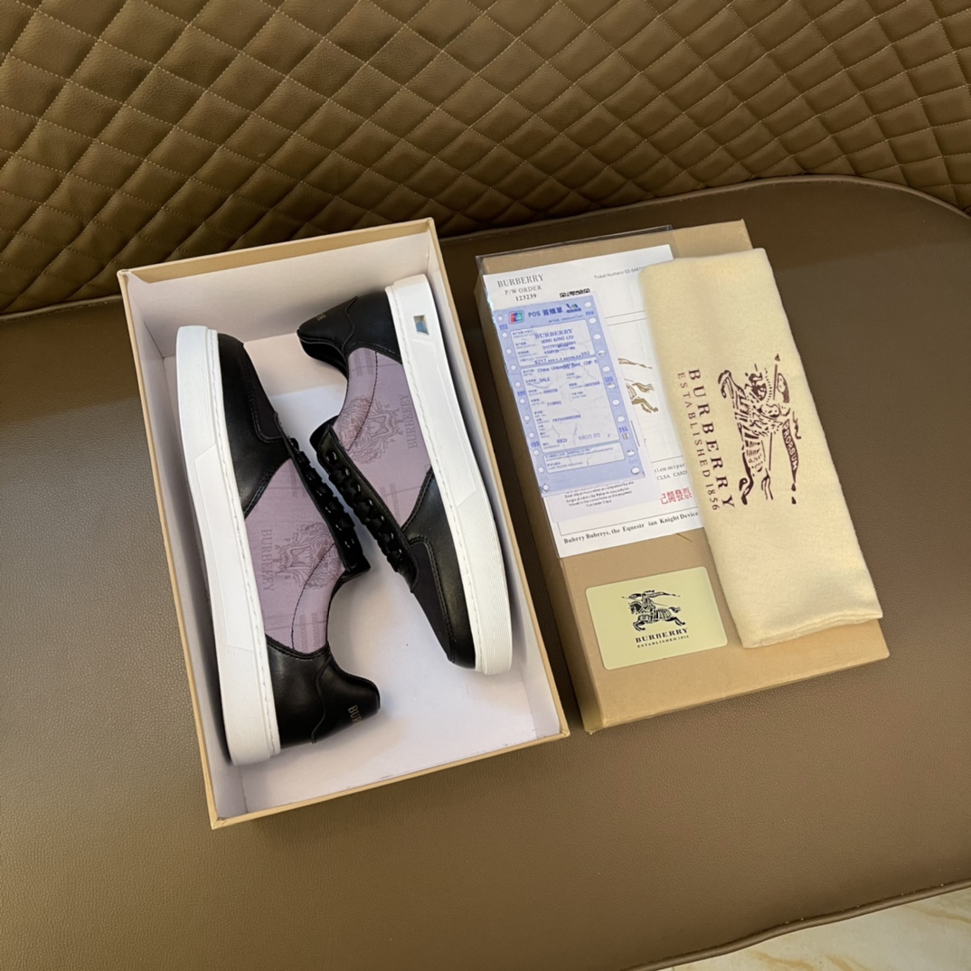 I0    Burberry 巴宝莉 经典休闲鞋2022休闲运动男鞋，懒人套脚板鞋 帆船鞋 全新米兰时装时尚的设计，完美做工，原版复刻 霸气花纹😍 材质：头层磨砂牛皮柔软舒适，羊皮鞋垫，适合户外青年跑步🏃户外司机驾车鞋 🚗套脚方便 懒人乐福首选原版橡胶耐磨大底，男鞋