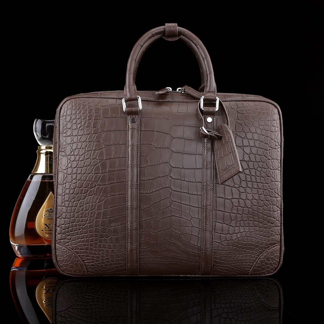 实拍图📸 国产 雾面鳄鱼肚皮🐊🐊LV款公文包💼⚠️纯钢五金 ⚠️【内里配头层牛皮】 尺寸 39*28*9💰3300