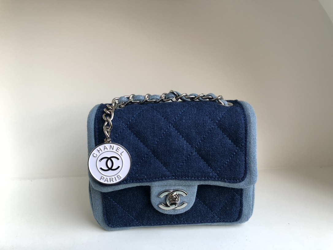 Chanel color-blocked denim badge cf, a combination of dark and light, simple yet design-friendly, and the painted tag adds a playful touch to the