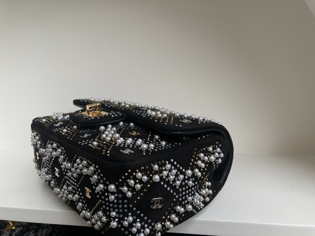 Purchasing agency special offer for Chanel 2023 Ladies ChateauManufacturing Workshop Series - 2.55mini pearls cf with calfskin lining. Two differ