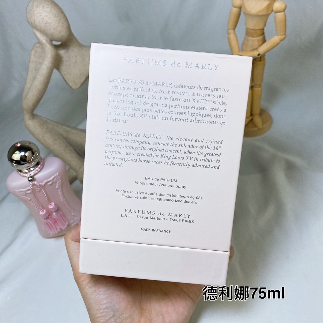 110💰专柜品质
玛丽之香 德利娜75ml Parfums de marly Delina 75ml
香调:花香调
前调:香柠檬 大黄 荔枝 肉豆蔻
中调:玫瑰 牡丹 浅粉玫瑰 香草 麝香
后调:克什米尔木 香根草 雪松 焚香
属性:女香
娇羞性感 甜美的荔枝加玫瑰,还带一点粉感
仿佛低头你就能看到那一抹温柔和腼腆。