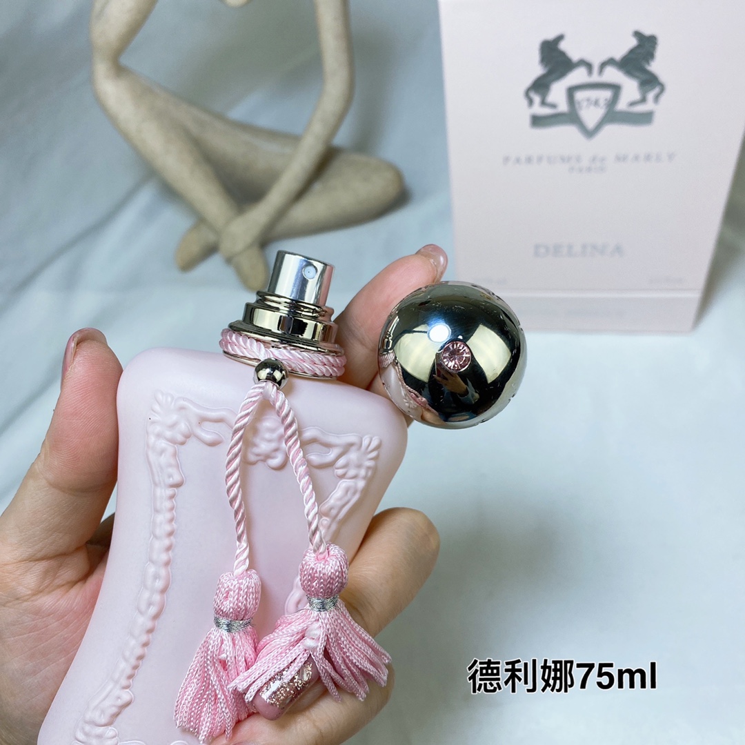 110💰专柜品质
玛丽之香 德利娜75ml Parfums de marly Delina 75ml
香调:花香调
前调:香柠檬 大黄 荔枝 肉豆蔻
中调:玫瑰 牡丹 浅粉玫瑰 香草 麝香
后调:克什米尔木 香根草 雪松 焚香
属性:女香
娇羞性感 甜美的荔枝加玫瑰,还带一点粉感
仿佛低头你就能看到那一抹温柔和腼腆。