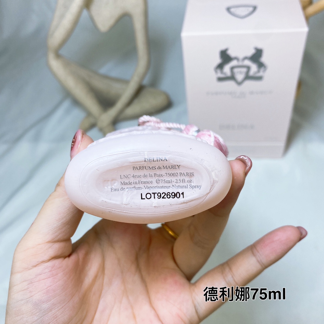 110💰专柜品质
玛丽之香 德利娜75ml Parfums de marly Delina 75ml
香调:花香调
前调:香柠檬 大黄 荔枝 肉豆蔻
中调:玫瑰 牡丹 浅粉玫瑰 香草 麝香
后调:克什米尔木 香根草 雪松 焚香
属性:女香
娇羞性感 甜美的荔枝加玫瑰,还带一点粉感
仿佛低头你就能看到那一抹温柔和腼腆。