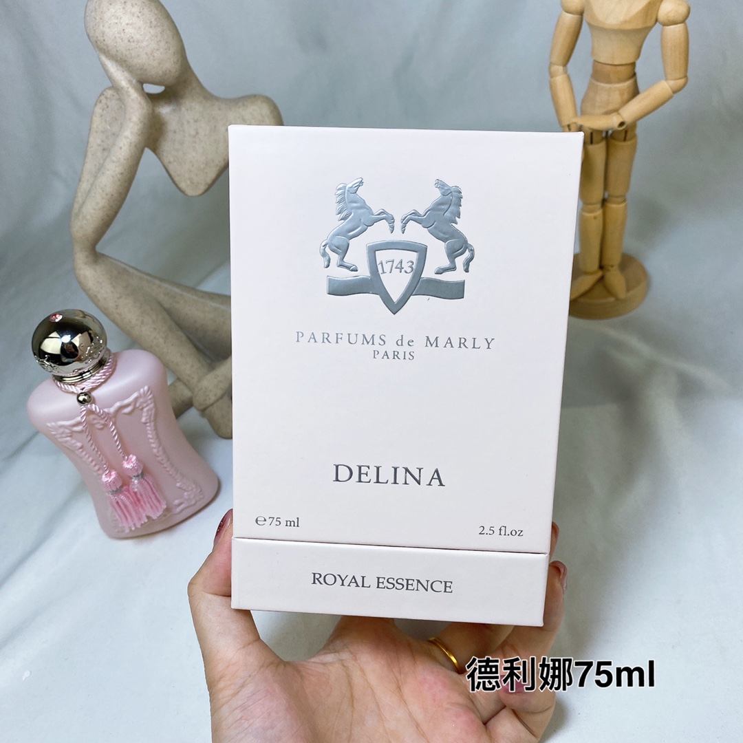 110💰专柜品质
玛丽之香 德利娜75ml Parfums de marly Delina 75ml
香调:花香调
前调:香柠檬 大黄 荔枝 肉豆蔻
中调:玫瑰 牡丹 浅粉玫瑰 香草 麝香
后调:克什米尔木 香根草 雪松 焚香
属性:女香
娇羞性感 甜美的荔枝加玫瑰,还带一点粉感
仿佛低头你就能看到那一抹温柔和腼腆。