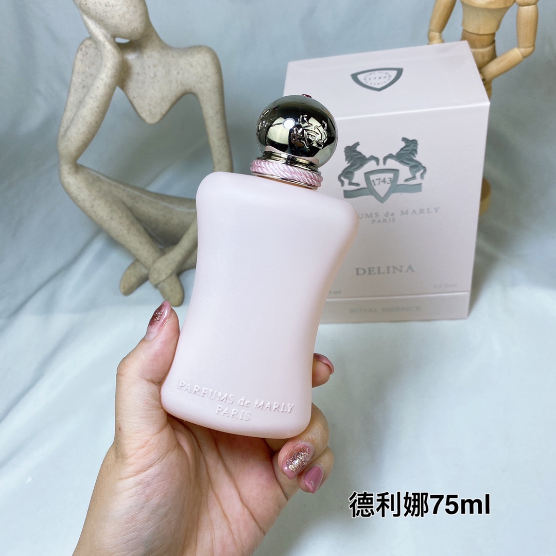 110💰专柜品质
玛丽之香 德利娜75ml Parfums de marly Delina 75ml
香调:花香调
前调:香柠檬 大黄 荔枝 肉豆蔻
中调:玫瑰 牡丹 浅粉玫瑰 香草 麝香
后调:克什米尔木 香根草 雪松 焚香
属性:女香
娇羞性感 甜美的荔枝加玫瑰,还带一点粉感
仿佛低头你就能看到那一抹温柔和腼腆。