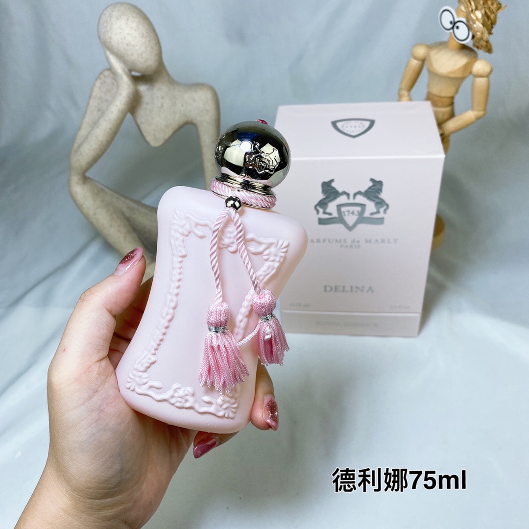 110💰专柜品质
玛丽之香 德利娜75ml Parfums de marly Delina 75ml
香调:花香调
前调:香柠檬 大黄 荔枝 肉豆蔻
中调:玫瑰 牡丹 浅粉玫瑰 香草 麝香
后调:克什米尔木 香根草 雪松 焚香
属性:女香
娇羞性感 甜美的荔枝加玫瑰,还带一点粉感
仿佛低头你就能看到那一抹温柔和腼腆。