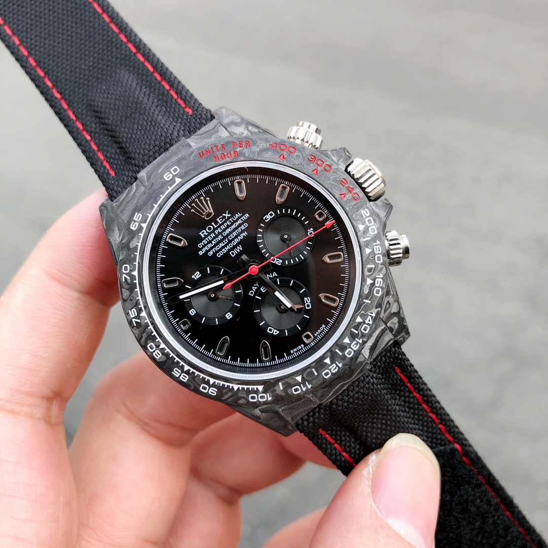 NO:145969,TW Factory ROLEX Cosmic Chronicle Ditona series carbon fiber custom version, the watch is not only lightweight but has a hard appearance. Each watch has a unique carbon fiber pattern. [Case] ​​The watch size is 40X13.5, which matches the original. Tw factory has the unique style of carbon fiber Rolex. The market is exclusive to the market. The entire shell cover, ring mouth and bottom cover are made of high composite carbon fiber and super luminous powder. The details are made by hand chamfering polishing. The texture is extraordinary. [Wristband buckle] The strap is made of artificial fiber braided belt, breathable and comfortable, and the texture is soft. There are green, black and orange to choose from. [Movement] uses a precise and mature movement to perfectly realize the powerful functions of authentic products!  !  !  ,,rolex19860909TW厂 ROLEX宇宙计时迪通拿系列之碳纤维定制版,腕表不仅佩戴轻便,外表坚硬.且每一只腕表都拥有独一无二的碳纤花纹.【表壳】腕表尺寸40X13.5吻合原装.Tw工厂实力铸造碳纤维劳力士的独特风采.市场独家做到,整个壳套,圈口包括底盖均采用高复合碳纤维和超强夜光粉所打造.细节之处更是经过手工倒角抛光所制.质感非凡.【表带扣】表带采用人工纤维编织带所制,透气舒适,质地柔软.分别有绿色,黑色和橙色可供选择.【机芯】采用精准而成熟的机芯,完美实现正品强大功能！！！,,rolex,Watch