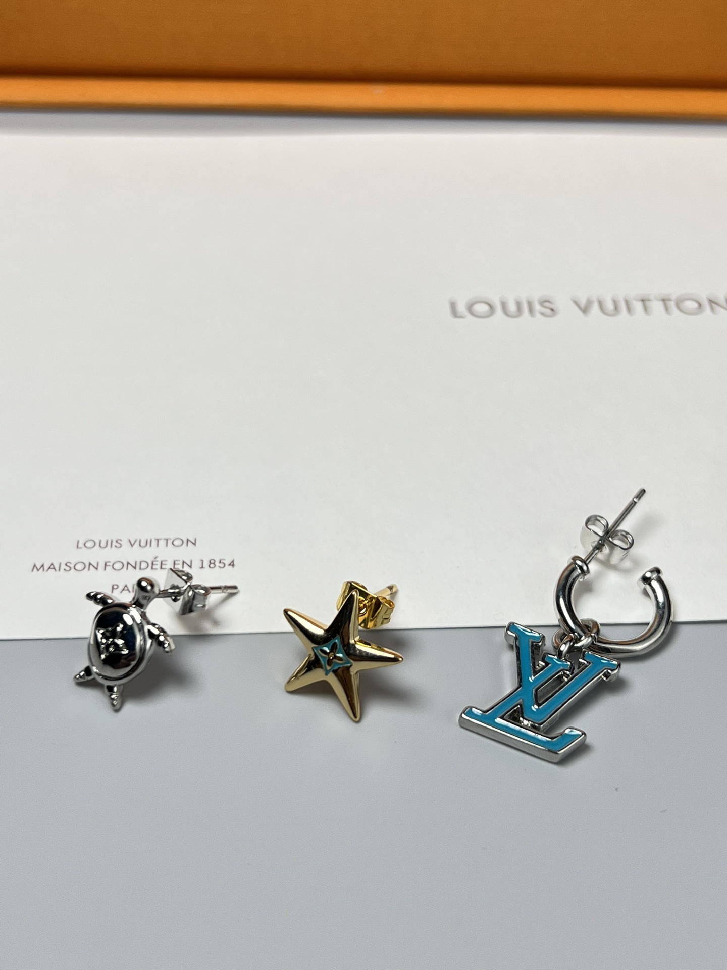 LVAquatics耳环邀请海洋动物形象与LV字母共同释放的灵动稚趣手工漆光效果和水晶嵌饰再添精致之感