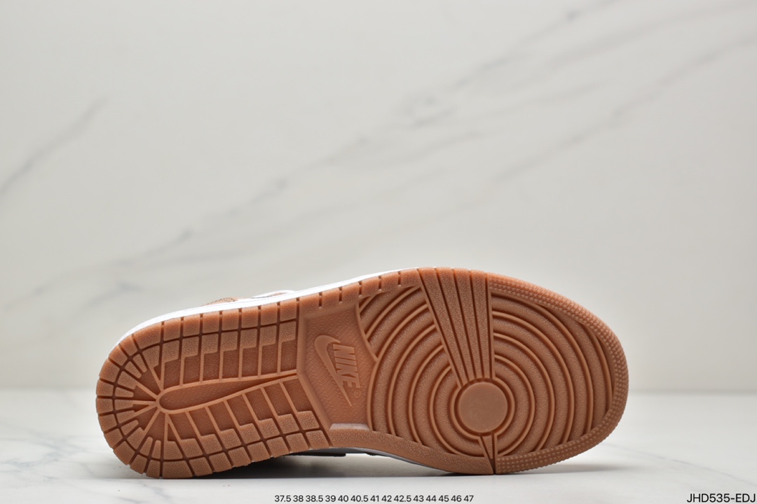 190 公司级这款 Air Jordan 1 Mid 采用适合秋季的棕色和米色色DO6699-200