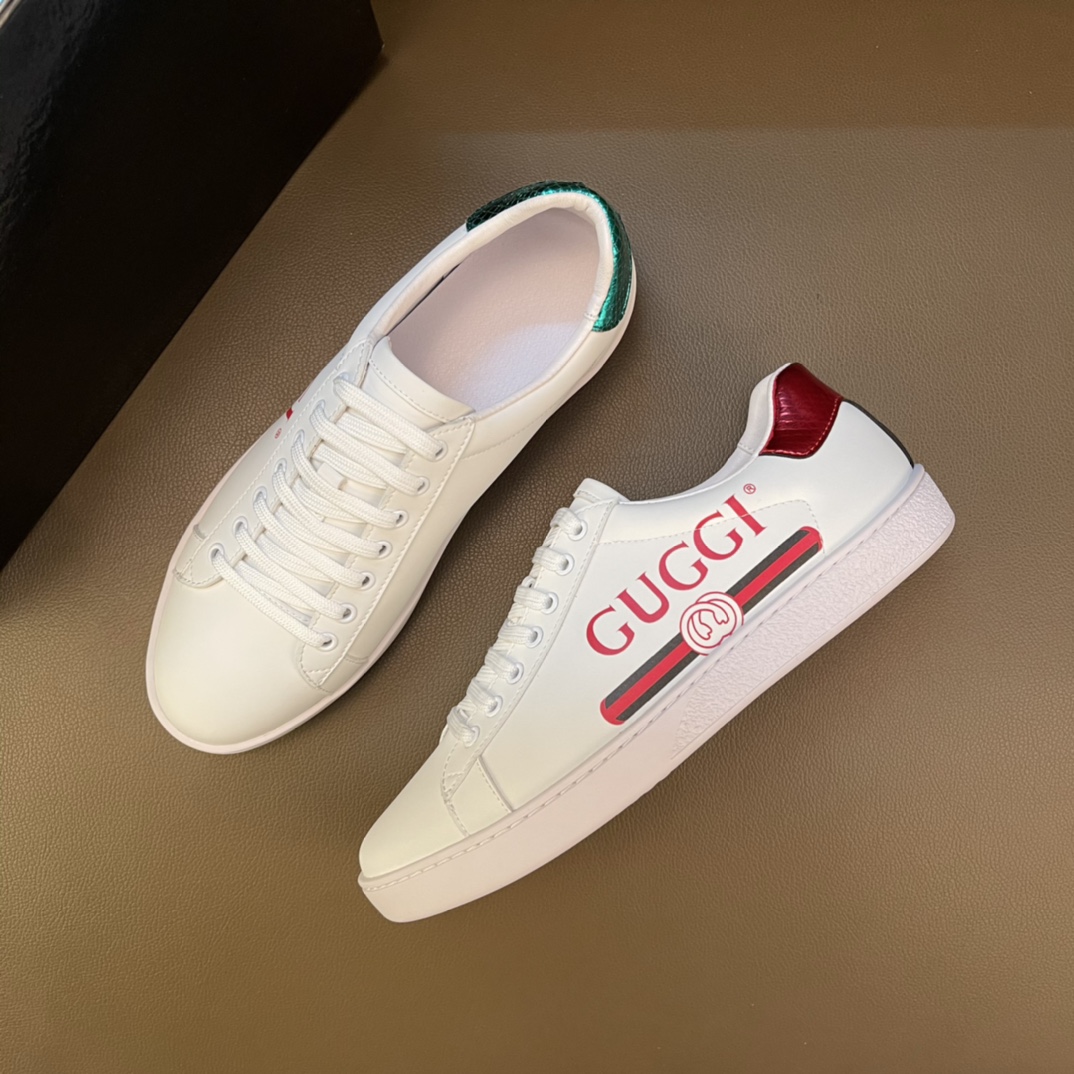 J0  高品质👫情侣同款😍 欧美大师设计简洁高档大气，专柜品质值得信赖，面料进口顶级牛皮 。😍 羊皮内里🐑 做工精细，专柜原版大底，上脚舒适百搭，潮男乐福专属定制，小 麦昆 Alexander McQueen  适合司机户外行车🚗 休闲鞋系列之首 男鞋