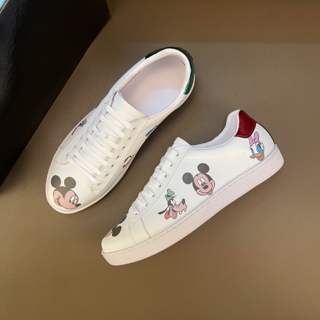 J0  高品质👫情侣同款😍 欧美大师设计简洁高档大气，专柜品质值得信赖，面料进口顶级牛皮 。😍 羊皮内里🐑 做工精细，专柜原版大底，上脚舒适百搭，潮男乐福专属定制，小 麦昆 Alexander McQueen  适合司机户外行车🚗 休闲鞋系列之首 男鞋