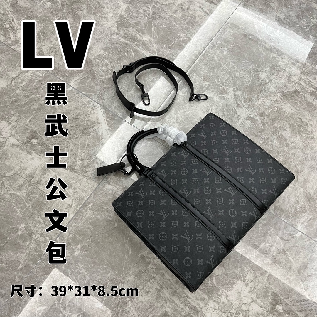LV黑武士公文包 取材 Monogram Eclipse 帆布和皮革.黑花黑皮中间黑竖条.LV 字母压纹与 Monogram 名牌致意品牌传承.利落线条抒写商务休闲新章.更有皮革手柄实现舒适手提.整体硬抗挺括.顶级时尚感. 规格:39*31*8.5cm