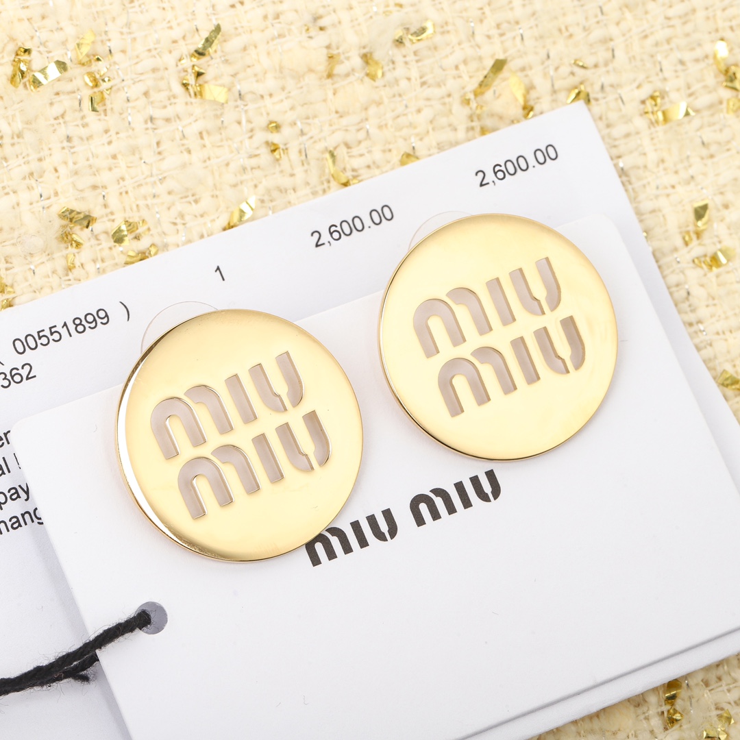 85【我们出品】ZP 💰2600，量大咨询客Fu

【M@uM@u光面耳钉】❗️❗️上耳方知它的美❗️❗️温柔又恰到好处的小可爱，女人又拿捏得刚好的俏皮，这大概是每个女人都想拥有的一种佩戴效果，这个绝对满足你的所有要求[强]完美程度可以说跟ZP一黄铜材质➕珠宝级别抛光，欢迎全网任意对比[机智]认准我家出品，分分钟让你省好几千，[机智]买我家出品尽管戴着去逛专柜
