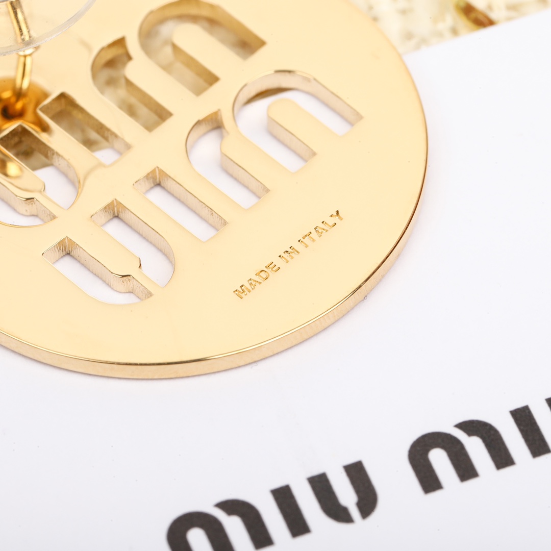 85【我们出品】ZP 💰2600，量大咨询客Fu

【M@uM@u光面耳钉】❗️❗️上耳方知它的美❗️❗️温柔又恰到好处的小可爱，女人又拿捏得刚好的俏皮，这大概是每个女人都想拥有的一种佩戴效果，这个绝对满足你的所有要求[强]完美程度可以说跟ZP一黄铜材质➕珠宝级别抛光，欢迎全网任意对比[机智]认准我家出品，分分钟让你省好几千，[机智]买我家出品尽管戴着去逛专柜
