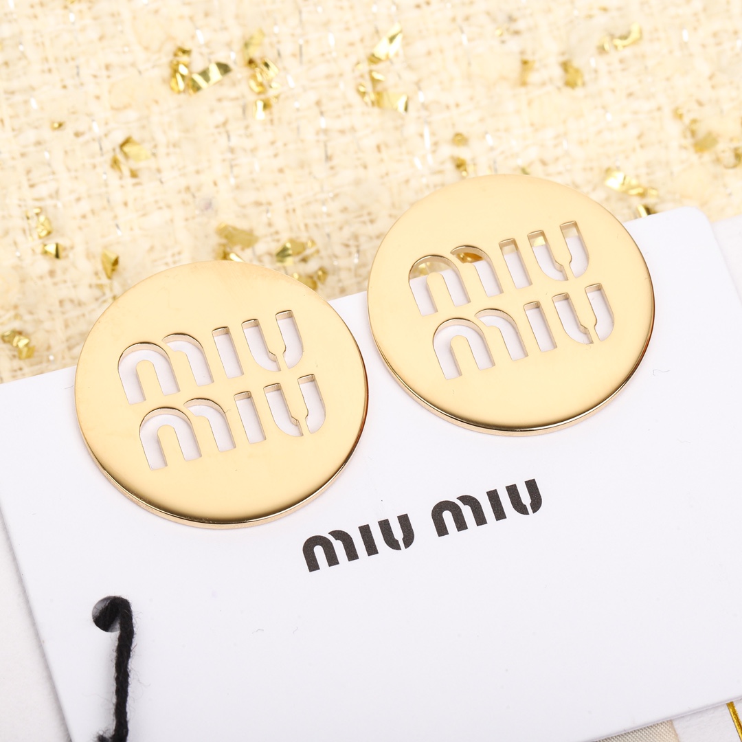 85【我们出品】ZP 💰2600，量大咨询客Fu

【M@uM@u光面耳钉】❗️❗️上耳方知它的美❗️❗️温柔又恰到好处的小可爱，女人又拿捏得刚好的俏皮，这大概是每个女人都想拥有的一种佩戴效果，这个绝对满足你的所有要求[强]完美程度可以说跟ZP一黄铜材质➕珠宝级别抛光，欢迎全网任意对比[机智]认准我家出品，分分钟让你省好几千，[机智]买我家出品尽管戴着去逛专柜