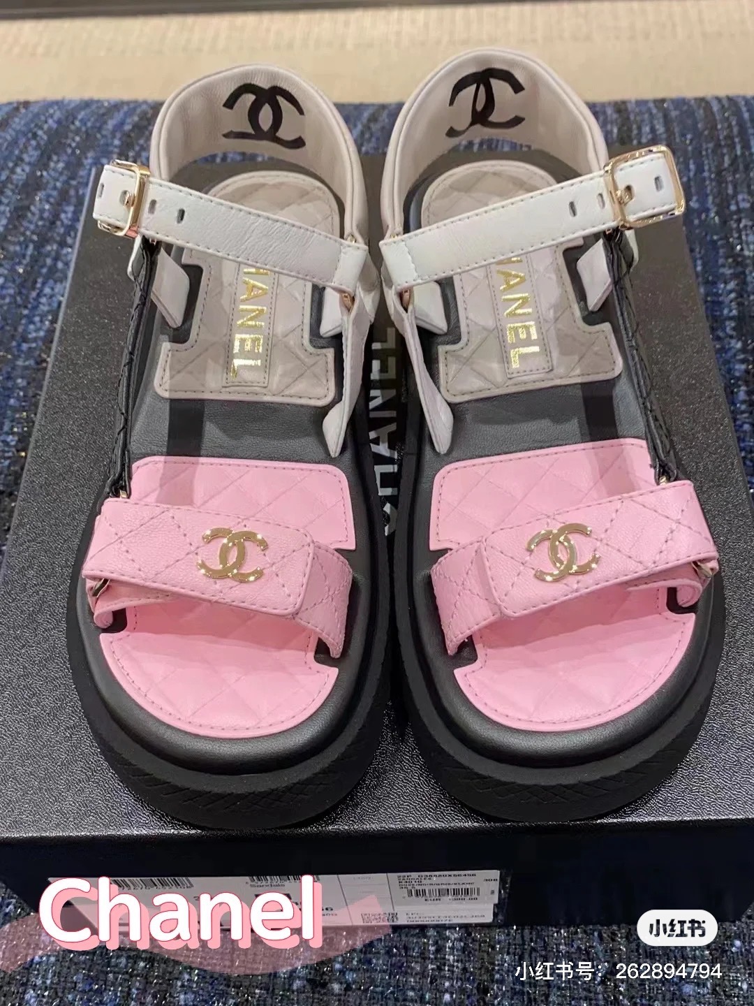 J5   Chanel 香奈儿，小香2022夏季新品，绝绝子好穿又好看🔥🔥🔥太太太适合夏天穿拉～永远可以相信小香的配色全是热🔥门必入的精品上脚超㫫腿长轻盈适中的厚底 增高效果超绝很好搭配各种服饰面料☑️：进口牛皮面料内里☑️：亲肤透气羊皮垫脚☑️：进口牛皮大底☑️：EV发泡大底