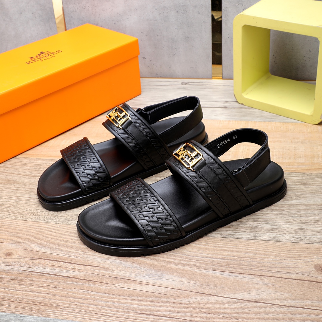 I0 。 重金打造，你懂的爱玛仕进口头层牛皮，高端1:1开模定制，原版升级版大底，更轻便，防滑。市场顶级品质，众多明星亲身演绎，时尚主打潮流，百搭爆款，简单不失品味，潮人必备，散发时尚休闲气息，时尚就在脚下，自信满满，专柜同款包装齐全，夏季拖鞋的季节来了，穿起来🚸，38-46