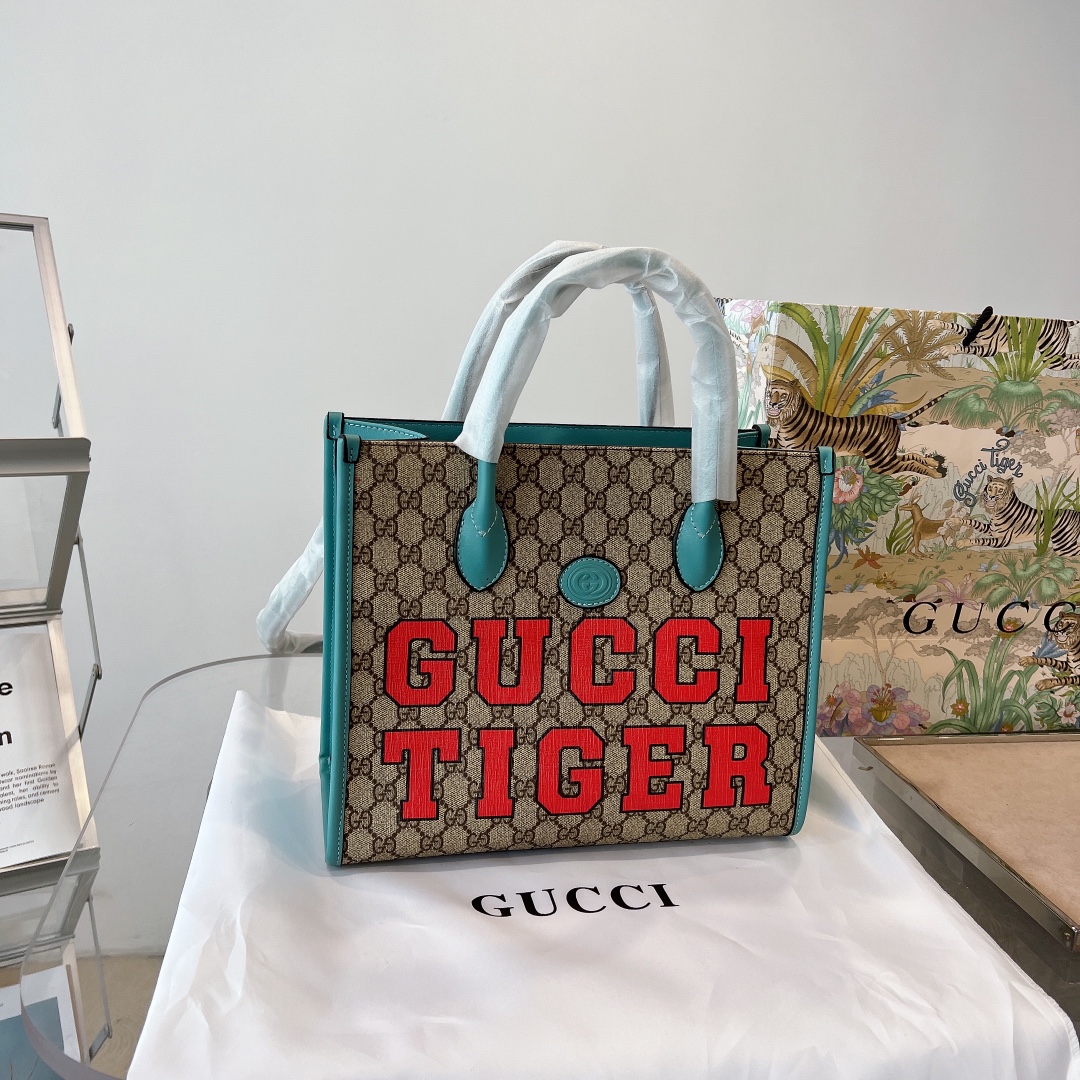 J5 虎年tote 肖战同款好好看! 以前就有的tote包型，总觉得过于保守和普通，没想到虎年限定款很有sur肖战上身是真的好看!正面红色英文字增加视觉冲击感，反面居然还有红绿色条纹印花! 大小非常日常，斜挎也ok，完全就是眼前一亮 疯狂安利 尺寸：31*10.5*27cm