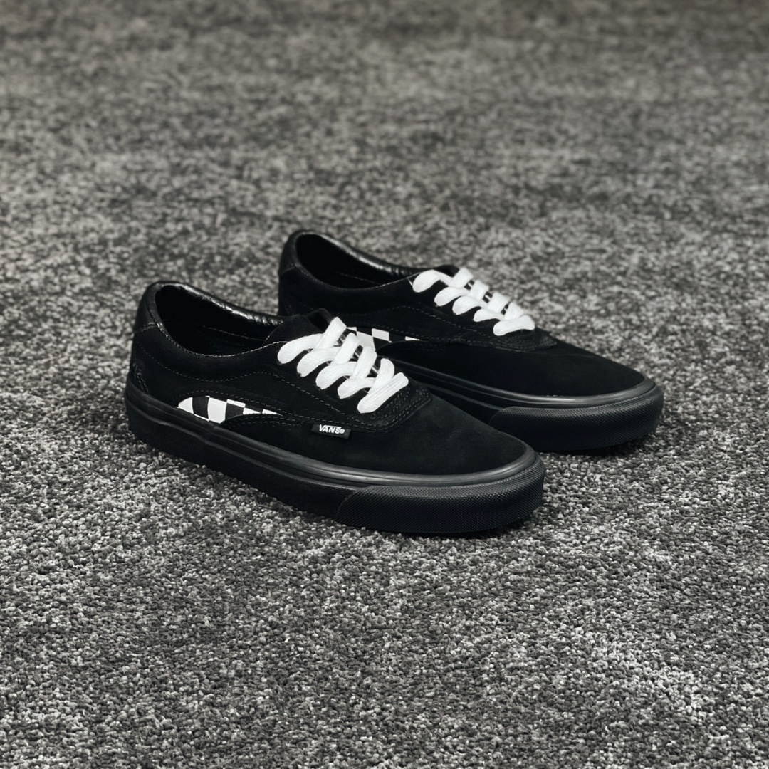 G0 Vans Acer Ni SP 麂皮拼接棋盘格安纳海姆经典系列复古硫化帆布鞋鞋身整体采用高质感麂皮制作，两侧中部 “透漏” 出帆布棋盘格，后跟隐藏有 “ACER” 同名刺绣，相较于Era，Acer NI SP 显然更有层次感，最值得推荐的鞋款。