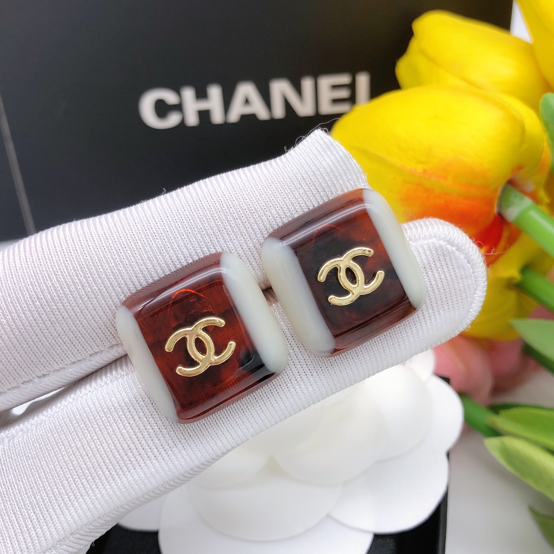 NO:104882,No. XED0885 New style, square color-blocked earrings, with a unique design, overlapping, Big C is light gold, very daily, suitable for commuting or casual sports style, this color matching is very special, jewelry quality19860909编号XED0885 新款,方形拼色耳钉,设计比较独特,重叠在一起,大C是淡金色,非常日常,适合通勤或者平时休闲运动风都这配色很特别,饰品精品,Jewelry