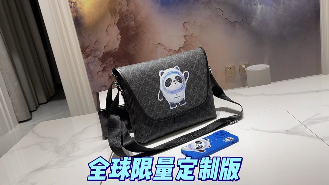 GUCCI 2022 全球订制限量版礼盒包装 Magnetic 邮差包 2022开年 这个着实火遍全球 一墩难求 此包采用2021年M45557一款邮差包改编而成 轻便舒适 有隔层 轻松容纳平板 充电宝 钥匙 等日常随身之物 相信没有比这个送男友更适合的礼物了 如此亲民的价格还想啥呢拼手速吧宝贝 只有少量现货 欲购从速哦 31.5 x 22 x 8 厘米 长度 x 高 x 宽 Monogram 涂层帆布 织物内衬 牛皮饰边 金属件 磁扣开合 内贴袋 双内贴袋 肩带：不可拆卸，可调节 包带半长：24.0 厘米 包带半长可调至：56.0 厘米 本品产地为法国、西班牙、意大利或美国 VI