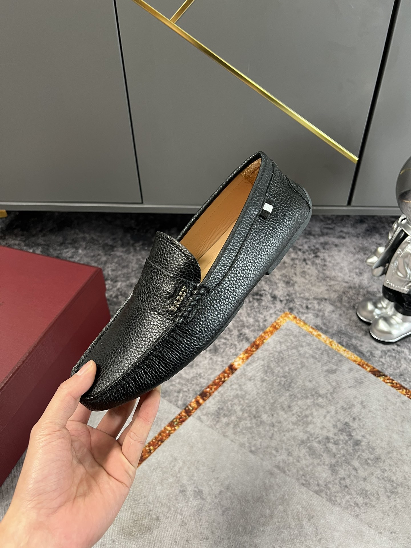 K5 高版本 官网1:1这款 Parsal 男士驾车鞋选用黑色粒面皮革制成，饰以银色调 B-Chain 五金件。柔软的橡胶鞋底饰有标志性的  Bally  Grip 细节。38-45