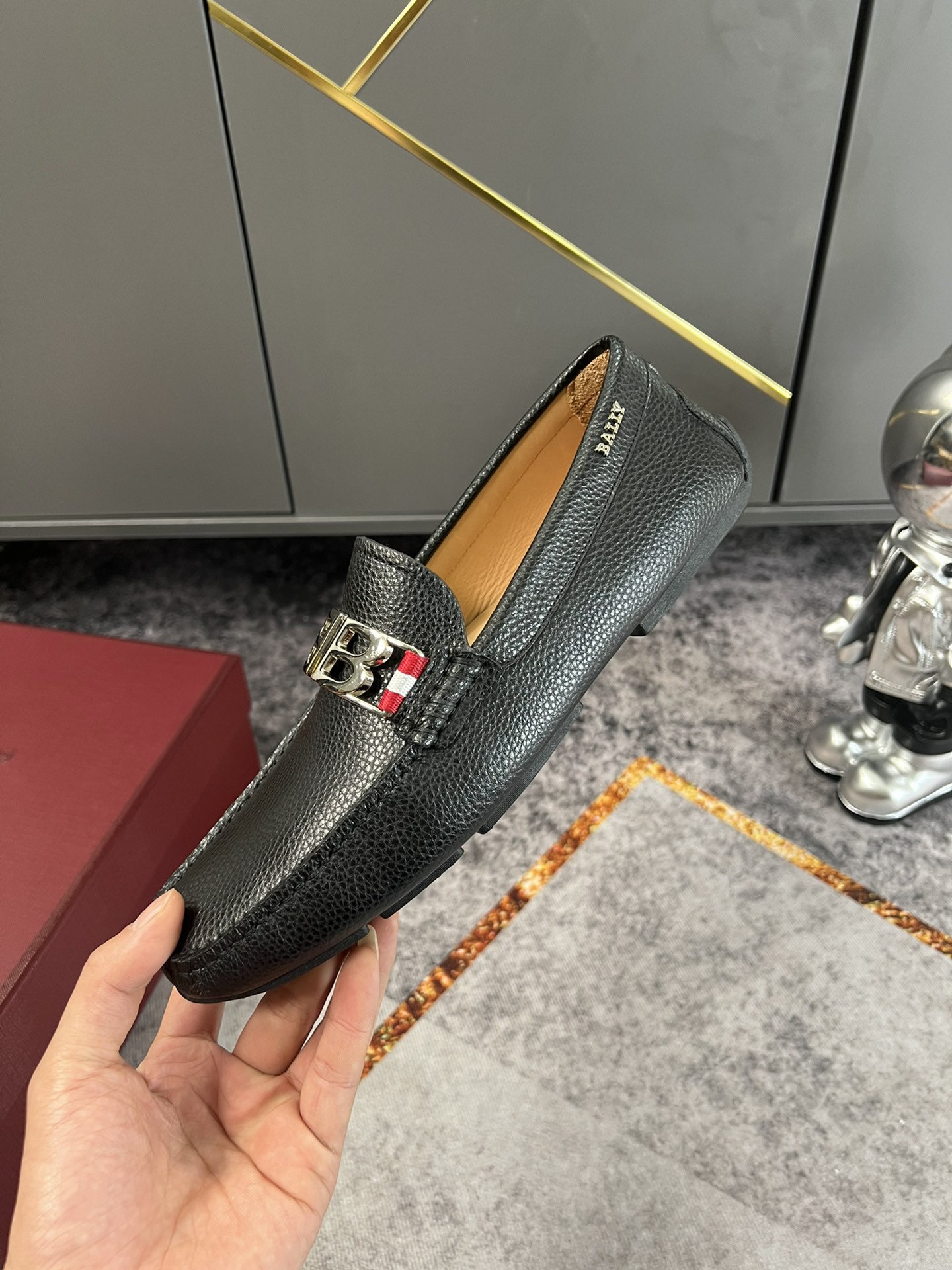 K5  高版本 官网1:1这款 Parsal 男士驾车鞋选用黑色粒面皮革制成，饰以银色调 B-Chain 五金件。柔软的橡胶鞋底饰有标志性的  Bally  Grip 细节。38-45