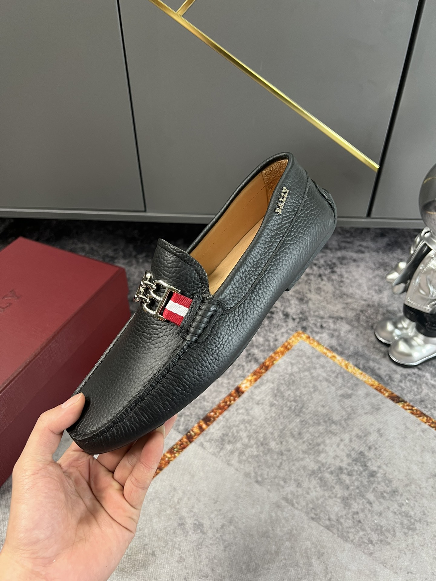 K5  高版本 官网1:1这款 Parsal 男士驾车鞋选用黑色粒面皮革制成，饰以银色调 B-Chain 五金件。柔软的橡胶鞋底饰有标志性的  Bally  Grip 细节。38-45