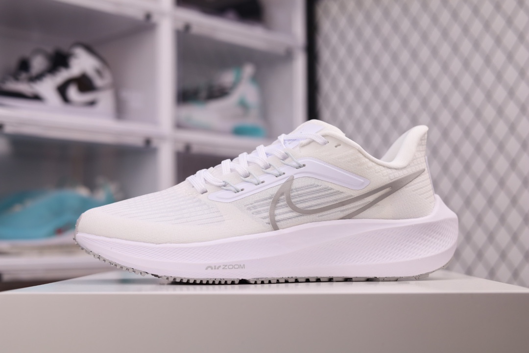 G0 Nk Air Zoom Pegasus 39 登月跑鞋登月39代超轻网面跑步鞋 脚跟区域营造出色舒适度，而在鞋底部分，搭载全掌型ZOOM AIR配置耐克网面透气跑鞋