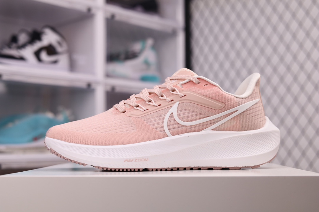 G0 Nk Air Zoom Pegasus 39 登月跑鞋登月39代超轻网面跑步鞋 脚跟区域营造出色舒适度，而在鞋底部分，搭载全掌型ZOOM AIR配置耐克网面透气跑鞋