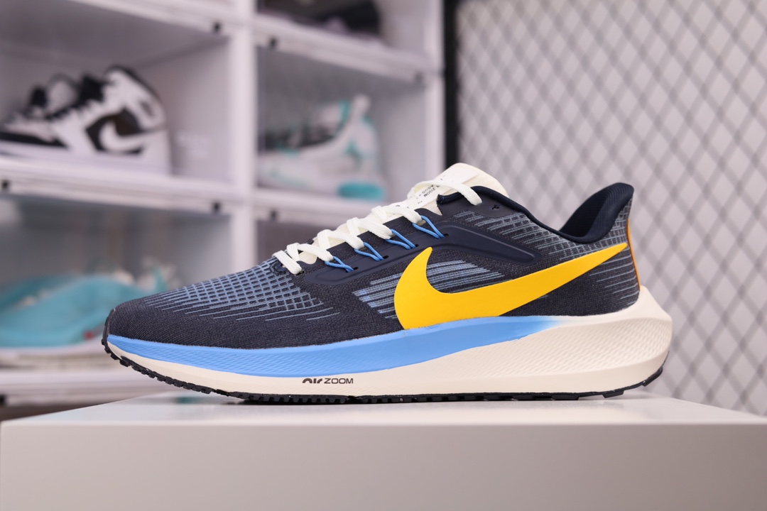 G0 Nk Air Zoom Pegasus 39 登月跑鞋登月39代超轻网面跑步鞋 脚跟区域营造出色舒适度，而在鞋底部分，搭载全掌型ZOOM AIR配置耐克网面透气跑鞋