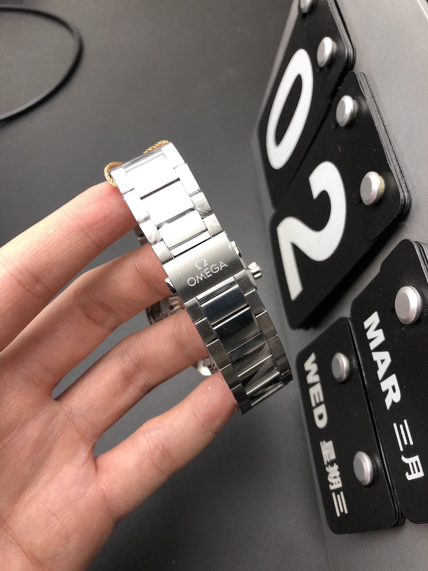Omega 柚木海马