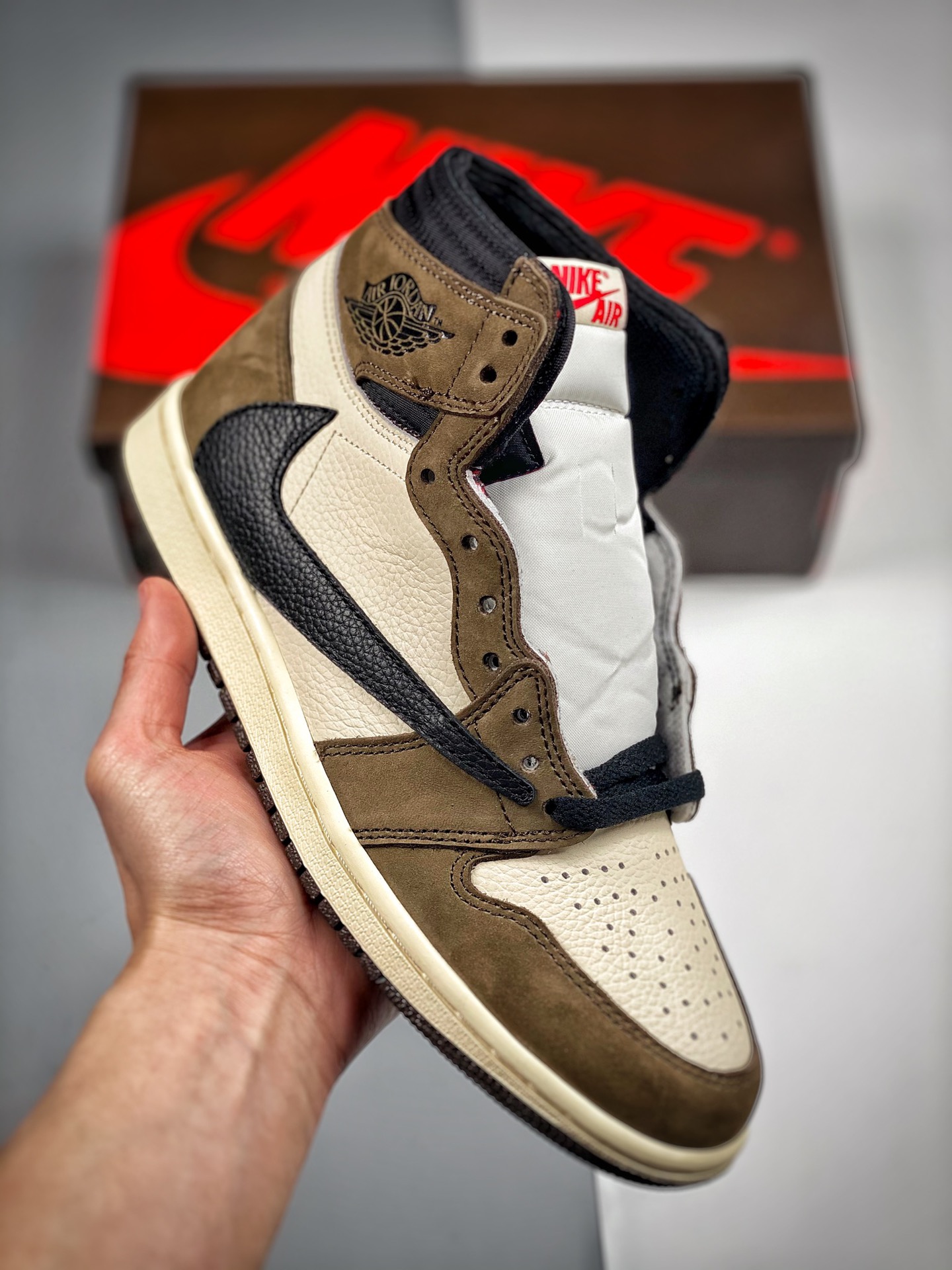 Travis Scott x Air Jordan 1 High OG, Swoosh invertido, marrón oscuro, producción original de fábrica grande, el techo d…