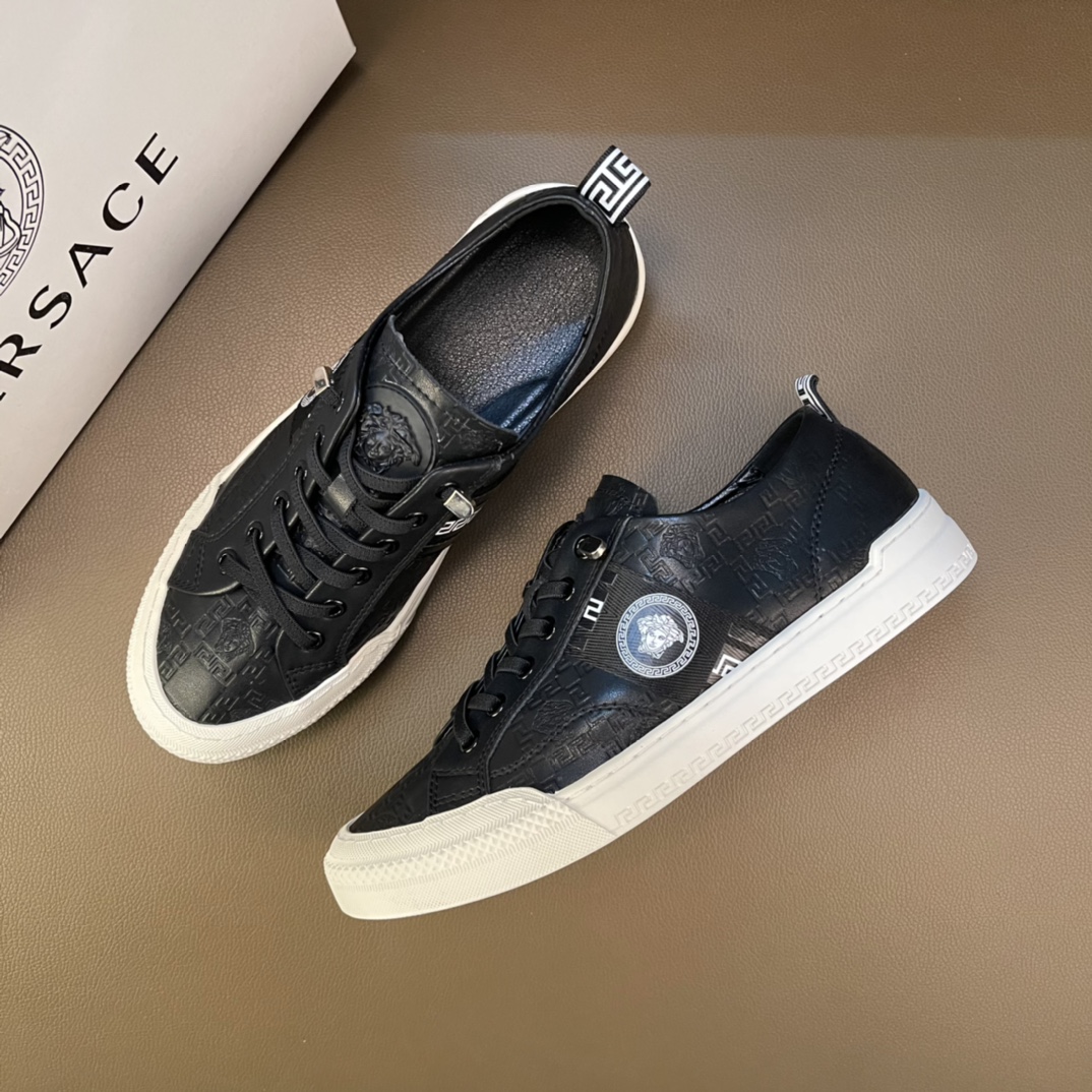 I5       最高品质范思哲VERSACE～独领风骚2⃣️0⃣️2⃣️2⃣️经典低帮懒人款，原版瓦莎琪牛皮鞋 鞋后跟霸气LOGO更是重金精心打造😍 材料：🐂进口头层小牛皮，羊皮内里🐑 欧美大师独特版面设计 完美打造专柜品质， 耐磨仿滑原版大底 运动跑步风设计 上脚独特的美，青年乐福款 休闲运动板鞋💓超级舒服。范思哲原版鞋面复刻 英伦范儿 适合司机驾车外出🚗 绝对的焦点 高端 优雅.男鞋