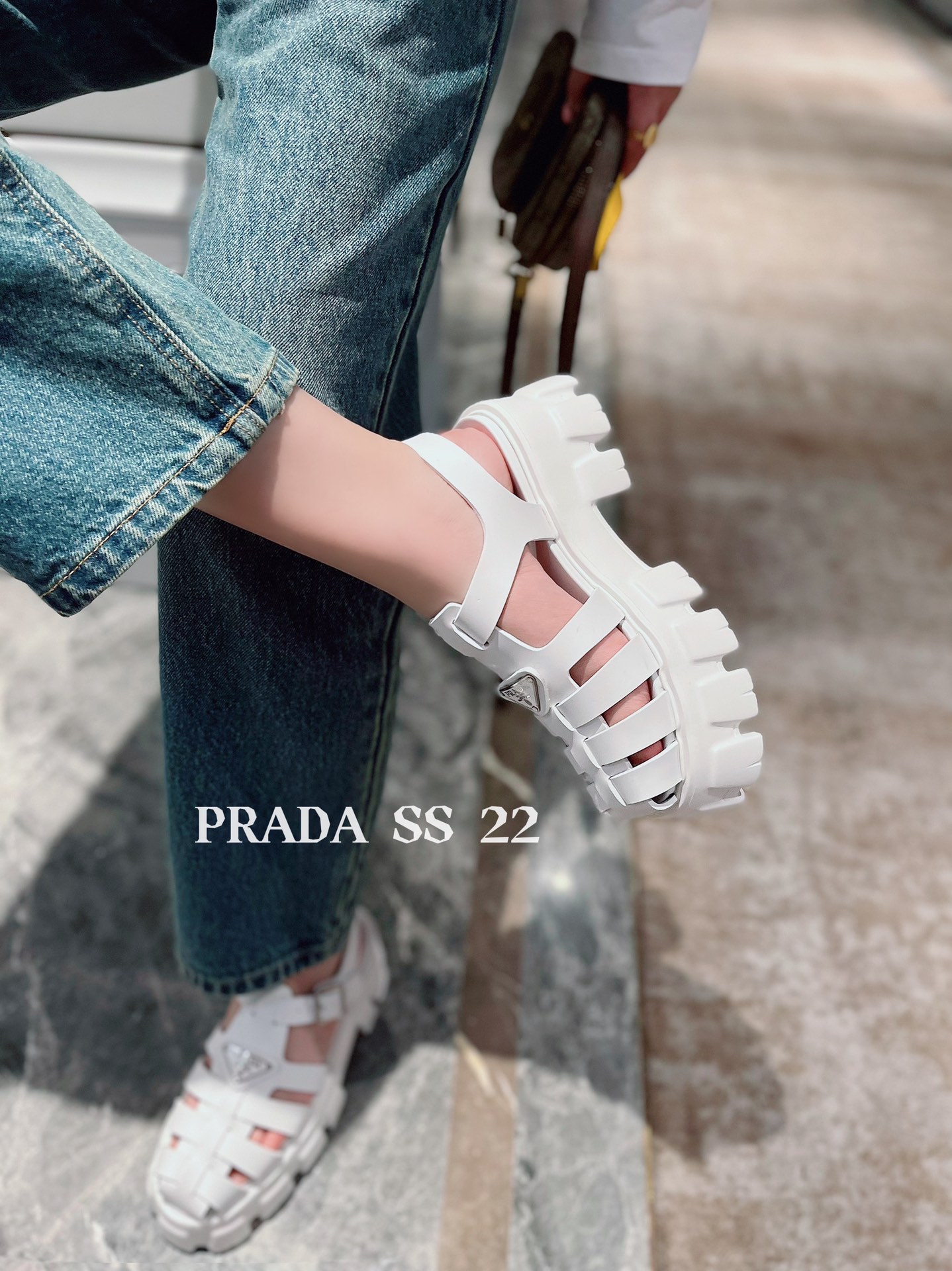 2022 Primavera/Verano ¡PRADA siempre sabe lo que necesitan las chicas! El diseño de sandalias romana