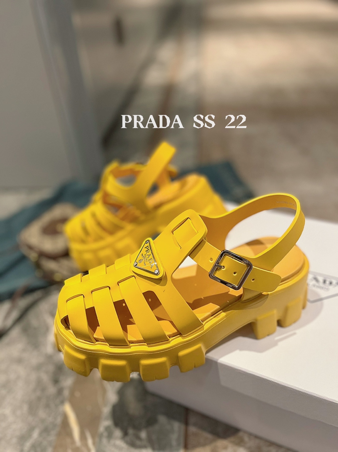 2022 Primavera/Verano ¡PRADA siempre sabe lo que necesitan las chicas! El diseño de sandalias romana