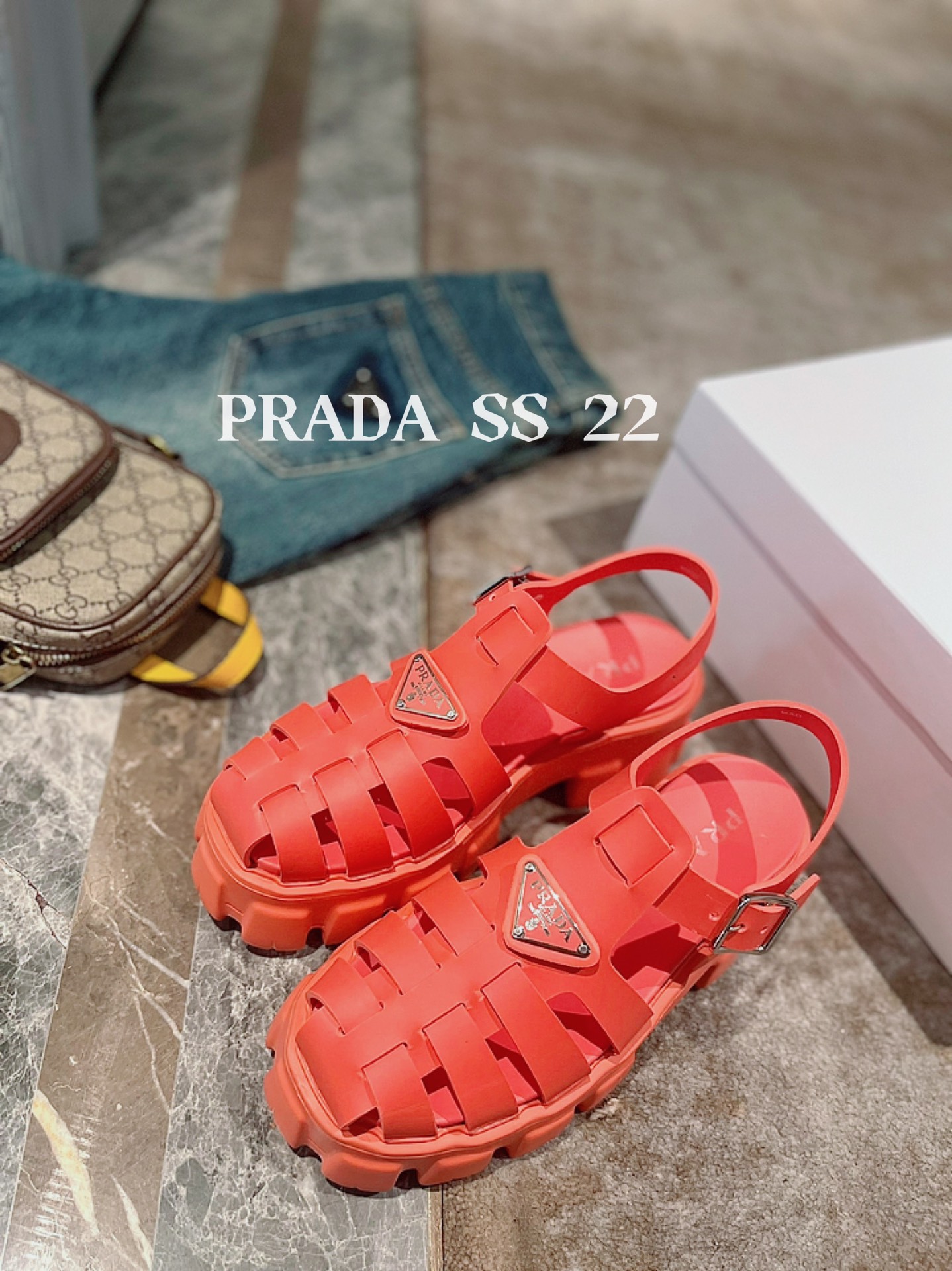 2022 Primavera/Verano ¡PRADA siempre sabe lo que necesitan las chicas! El diseño de sandalias romana