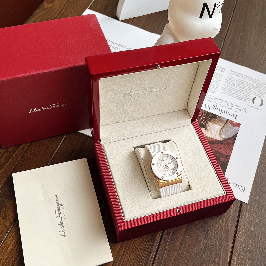 NO:390695,Ferragamo's new sports neutral watch, 40mm, for men and women, comfortable rubber strap (the strap needs to be cut to the size of the hand), sapphire glass, Swiss quartz chronograph movement, authentic, only a few, 3 colors available, this model is not imitated yet!  Buy with confidence!  Full set of matching boxes, ferragamo19860909菲拉格慕新款运动款中性表,40mm,男女可戴,舒适橡胶表带(表带需要按手的大小裁剪),蓝宝石玻璃,瑞士石英计时机芯,正品,只有几只,3色可选,此款市面上还没仿货！放心购买！全套配盒,,ferragamo,Watch