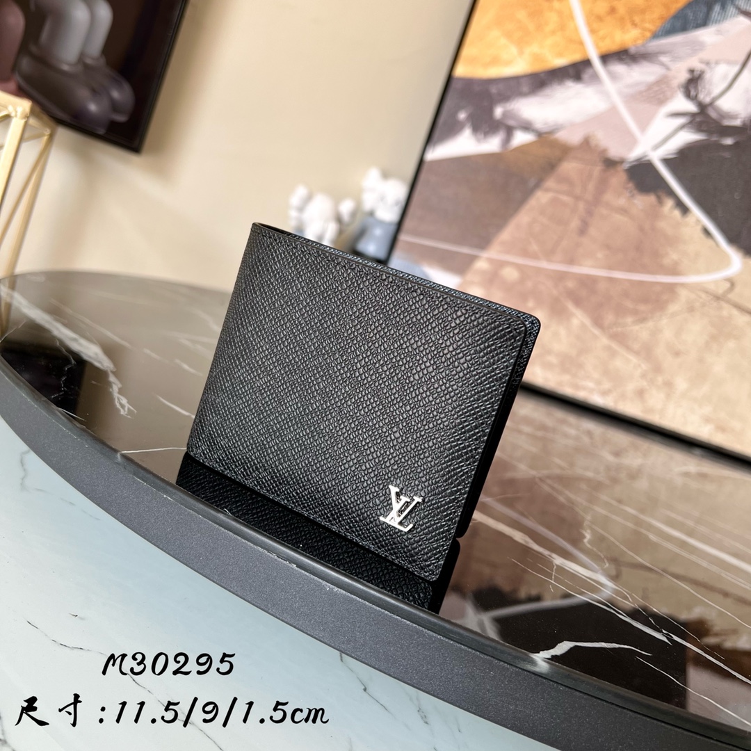  M30295 十字纹 Multiple 钱夹 取材‮典经‬压纹 Taïga 皮革，兼备雅致‮功与‬能，