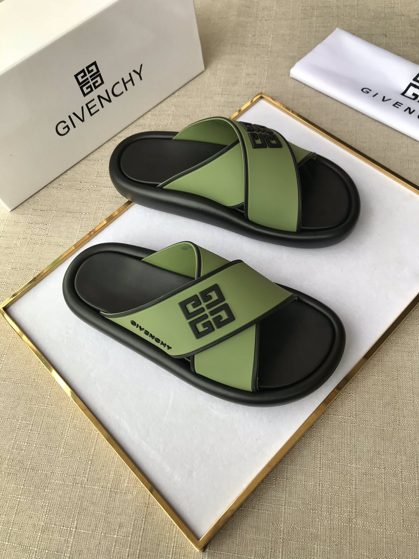 I0   纪梵希 Givenchy 男士休闲拖鞋⚠️⚠，一字拖 穿脱方便，鞋面品牌logo装饰，交叉胶条，奢华尊贵，厚实松软大底，潮爆了，上脚舒适帅气，38-44