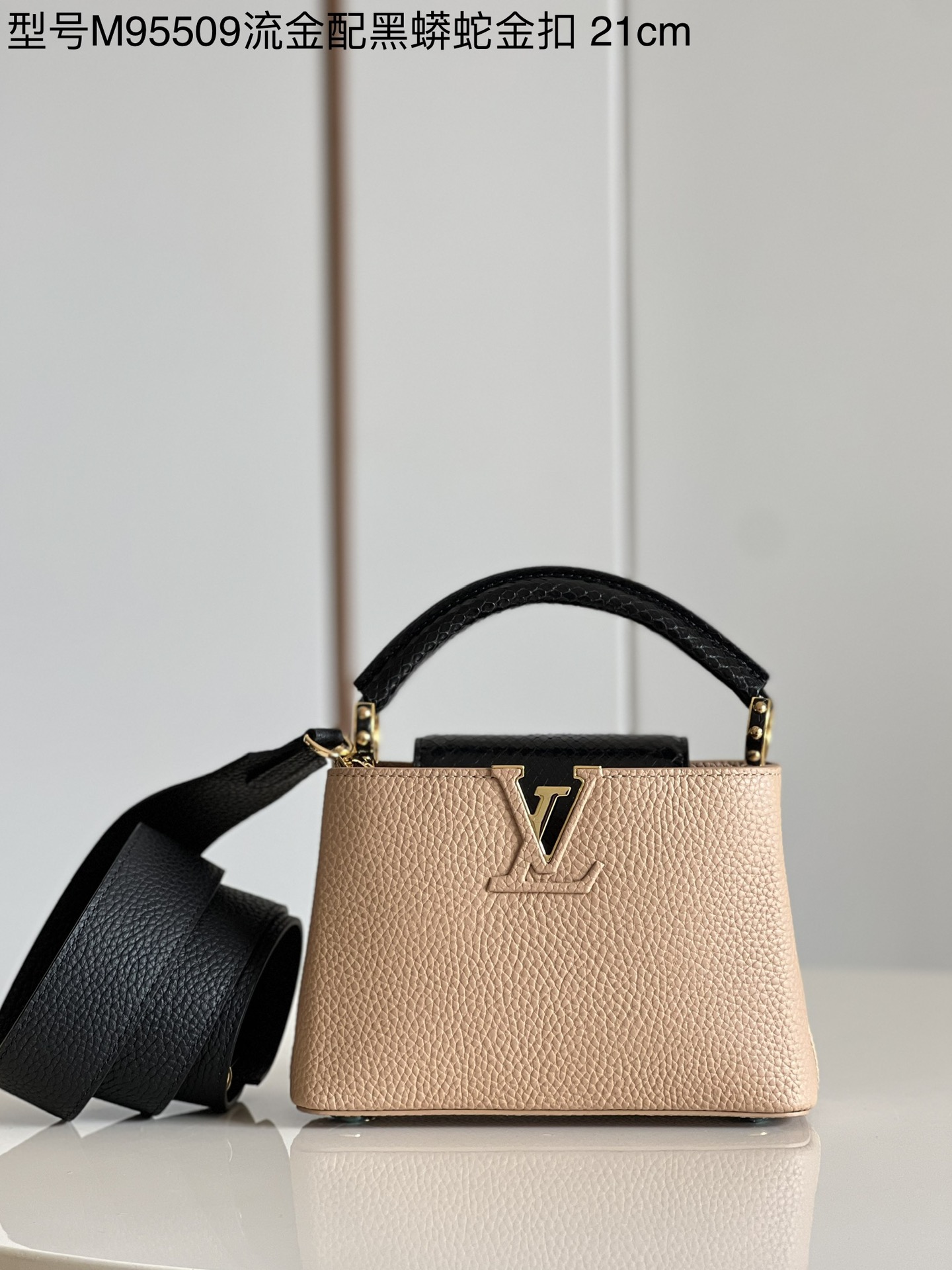 NO:398350,【Exclusive real photo of M95509 flowing gold with black python gold buckle mini】 Capucines mini handbag material Taurillon leather, with dazzling python skin shaping the top handle and two-type flip cover, interpreting the fusion of exquisite configuration and rich colors. The wide shoulder strap adds avant-garde atmosphere, providing shoulder or crossbody choice for daytime styling. Size: 21.0 x 14.0 x 8.0 cm kl.,LV【original leather】,louis vuitton,snakeskin19860909【独家实拍M95509流金配黑蟒蛇金扣 迷你】 Capucines 迷你手袋取材 Taurillon 皮革,以炫目蟒蛇皮塑造顶部手柄与两式翻盖,演绎玲珑构型与盎然色彩的融合.宽肩带再添前卫气息,为日间造型提供肩背或斜挎选择. Size: 21.0 x 14.0 x 8.0 cm kl.,LV【原厂皮】,louis vuitton,snakeskin,Bag