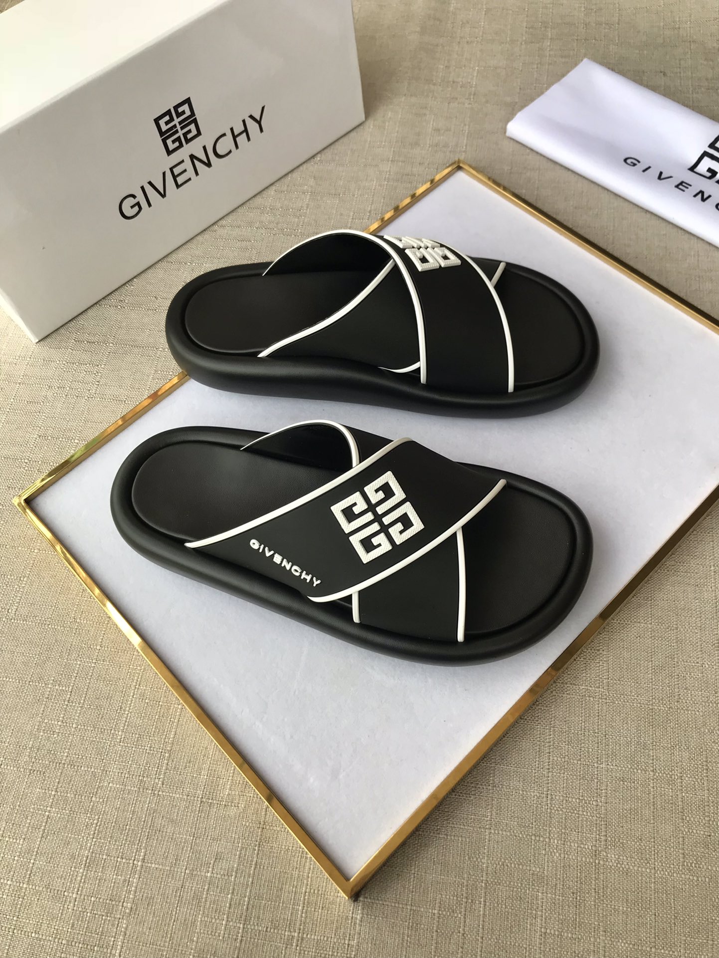 I0   纪梵希 Givenchy 男士休闲拖鞋⚠️⚠，一字拖 穿脱方便，鞋面品牌logo装饰，交叉胶条，奢华尊贵，厚实松软大底，潮爆了，上脚舒适帅气，38-44