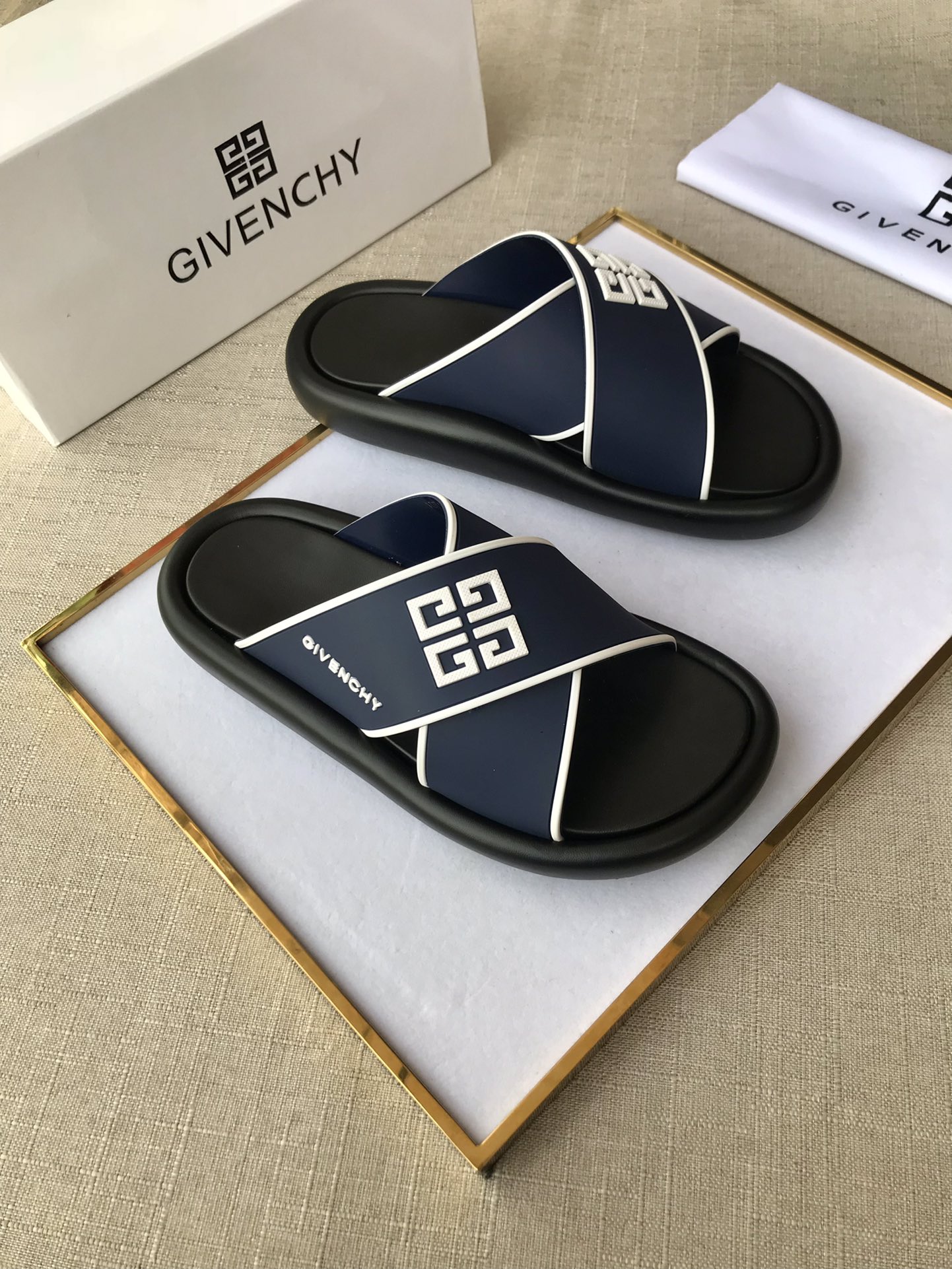 I0   纪梵希 Givenchy 男士休闲拖鞋⚠️⚠，一字拖 穿脱方便，鞋面品牌logo装饰，交叉胶条，奢华尊贵，厚实松软大底，潮爆了，上脚舒适帅气，38-44