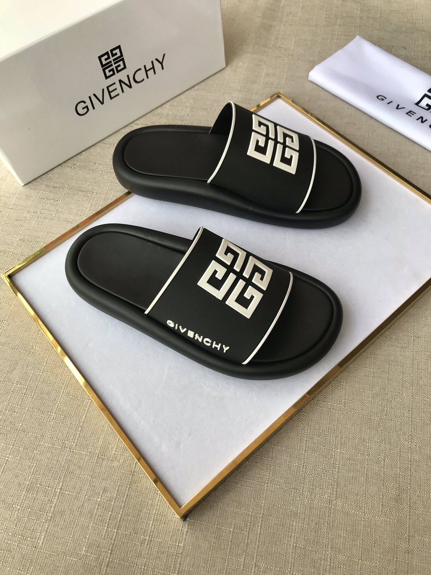 I0   纪梵希 Givenchy 男士休闲拖鞋⚠️⚠，一字拖 穿脱方便，鞋面品牌logo装饰，奢华尊贵，厚实松软大底，潮爆了，上脚舒适帅气，38-44