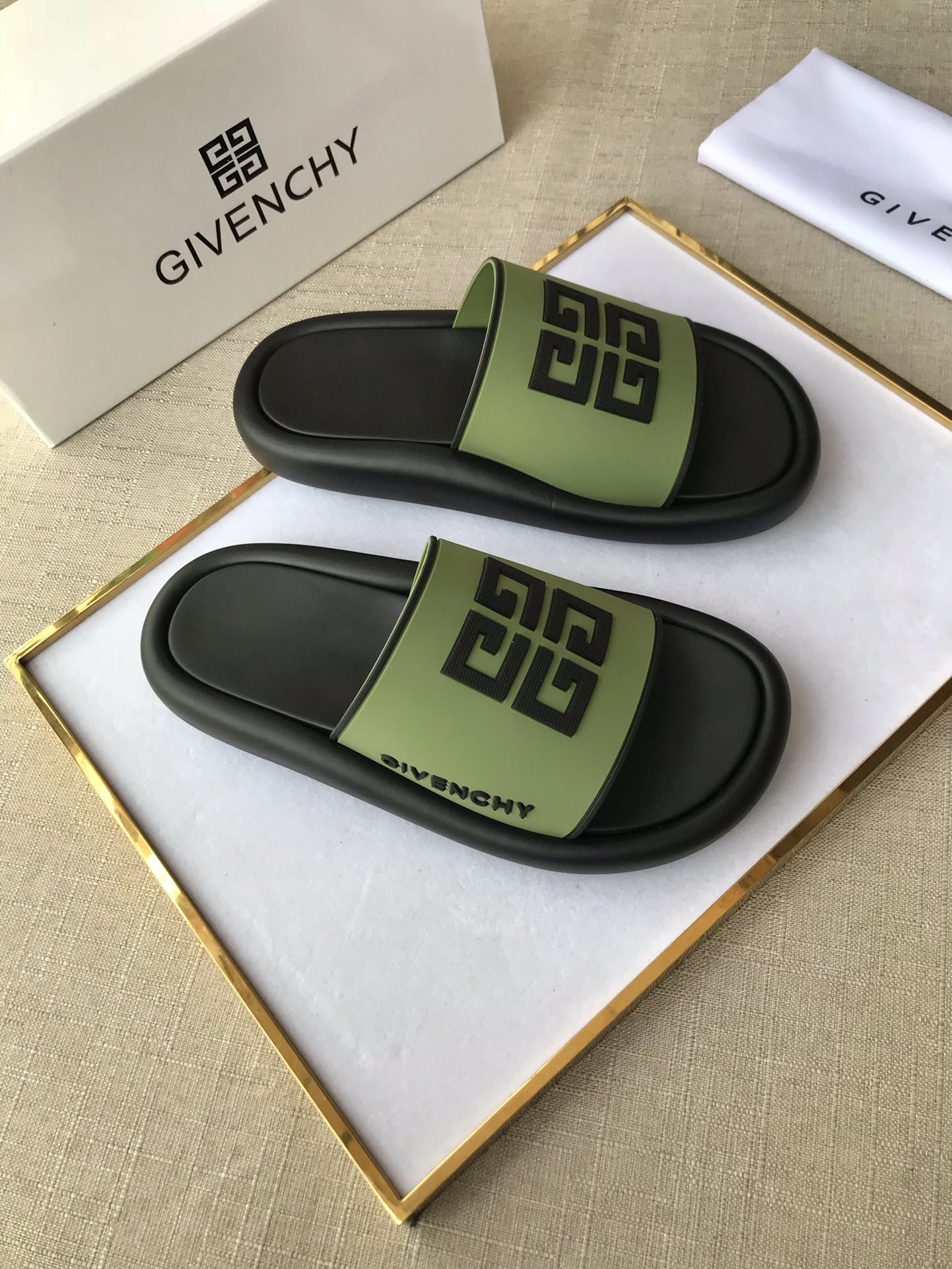 I0   纪梵希 Givenchy 男士休闲拖鞋⚠️⚠，一字拖 穿脱方便，鞋面品牌logo装饰，奢华尊贵，厚实松软大底，潮爆了，上脚舒适帅气，38-44