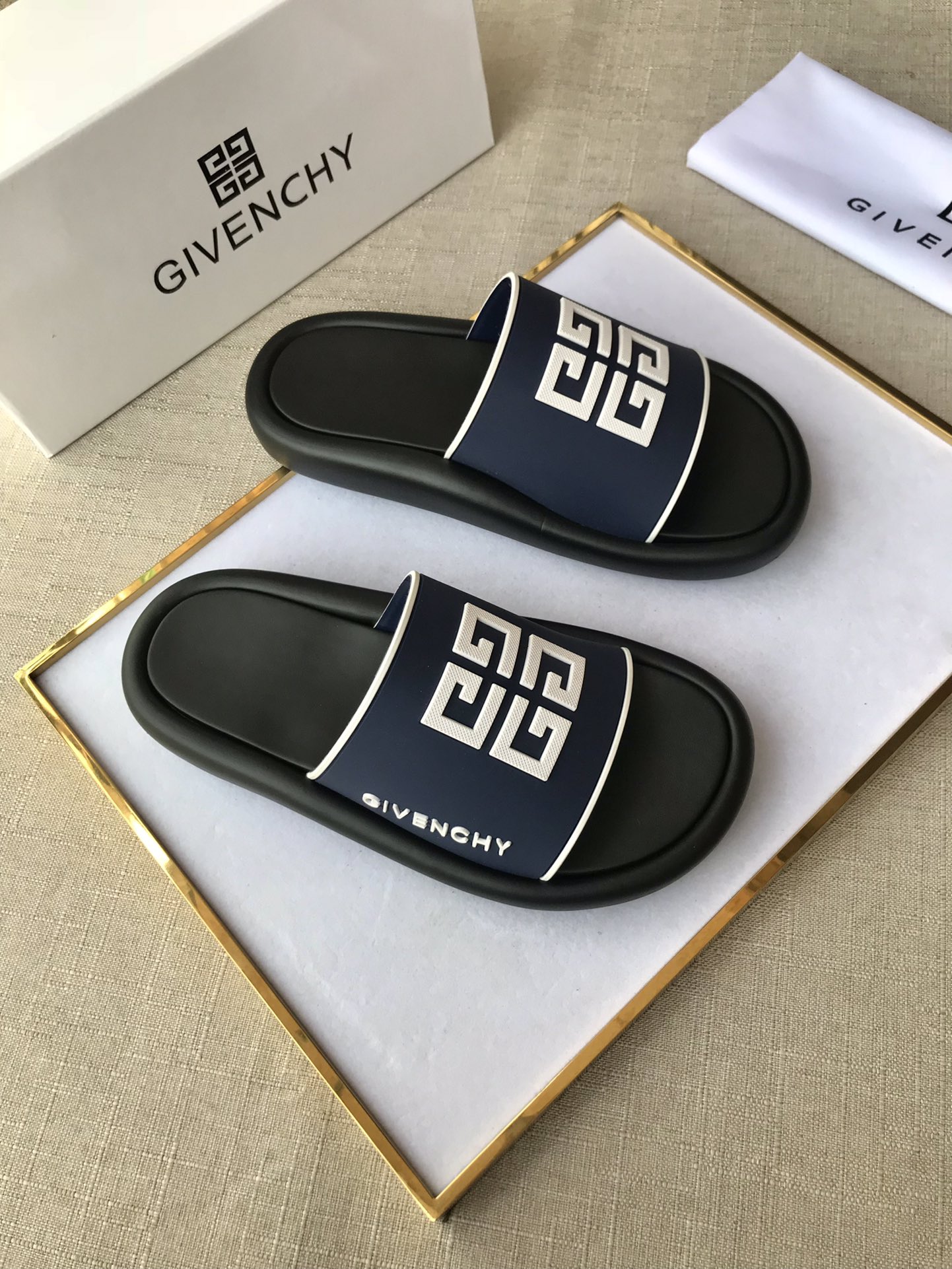 I0   纪梵希 Givenchy 男士休闲拖鞋⚠️⚠，一字拖 穿脱方便，鞋面品牌logo装饰，奢华尊贵，厚实松软大底，潮爆了，上脚舒适帅气，38-44