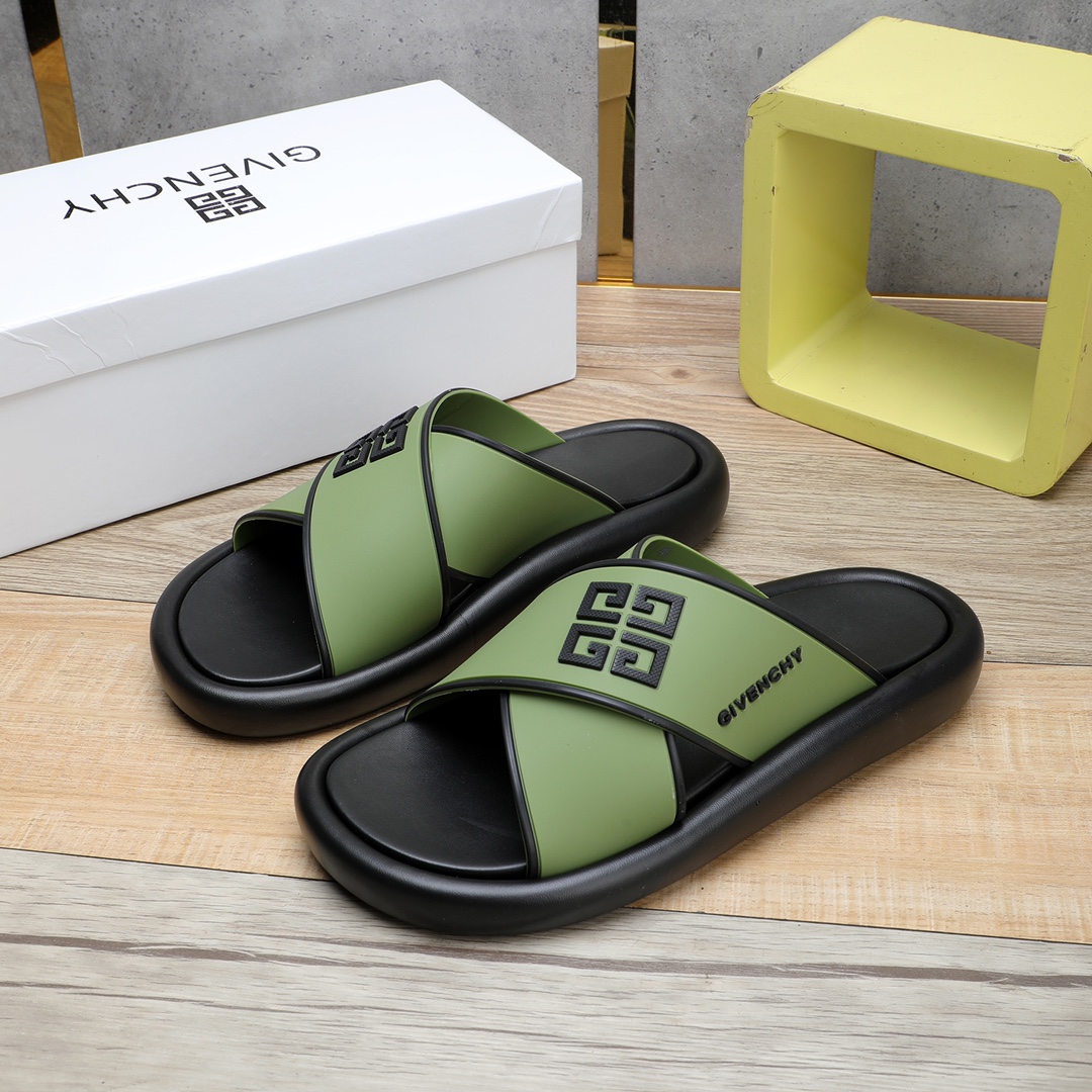 H0 。 四季不停产，长期有货，重金打造，你懂的GIVENCHY 纪梵希 Givenchy 进口头层牛皮，高端1:1开模定制，原版升级版大底，更轻便，防滑。市场顶级品质，众多明星亲身演绎，时尚主打潮流，百搭爆款，简单不失品味，潮人必备，散发时尚休闲气息，时尚就在脚下，自信满满，专柜同款包装齐全，夏季拖鞋的季节来了，穿起来🚸38-46