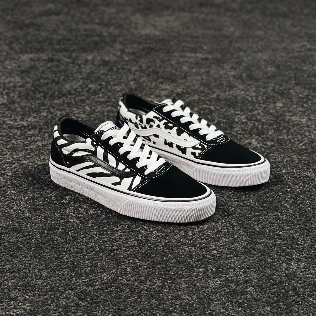 G0 Vans Old Skool 黑白斑马豹纹拼接 范斯官方 黑色豹纹斑马纹印花女鞋低帮板鞋运动鞋本系例紧紧抓住复古风潮，推出豹纹系例豹纹。有魅惑又高调的气息定义，又有野性轻松的张扬 以狂野的豹纹作为主元素 覆盖在鞋面.鞋侧以及VANS 金典标志性元素上 并利用不对称设计法.混搭材质丰富鞋面，色彩和印花的呈现年轻大胆豹纹系例，每一双都别具一格Vans低帮帆布鞋