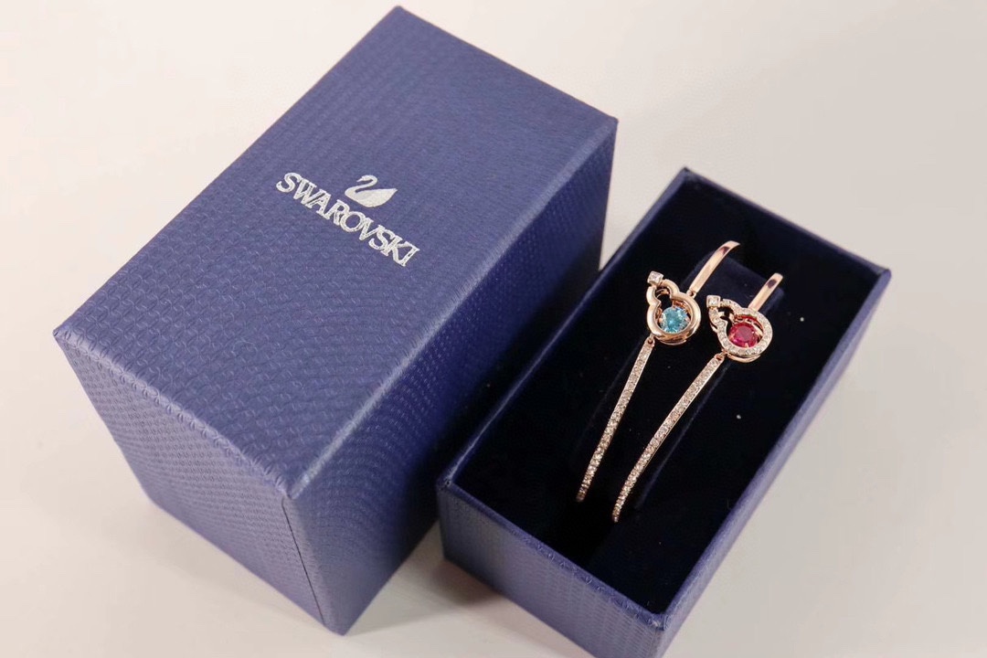  Swarovski 好运葫芦 跳动手镯

这款揉合了时尚独特的中国图案及品牌的迷人光彩。镀金色饰框内镶